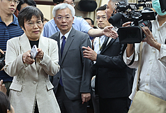 內政部長劉世芳(前左)今天(16日)在立法院內政委員會進行專題報告時表示，正在考慮把值班、備勤等駐地內勤務也納入危勞津貼發放範圍，因為其實這類勤務也有其危險性，所以正在徵詢地方政府的意見，人事總處則表示後續將會同相關機關審慎評估。
