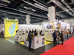 2025年法蘭克福書展台灣館於16日開幕，以亮眼的黃色主視覺與「看板作家」主題吸引國際出版人駐足。主視覺由知名插畫家洪添賢設計，巨幅插畫描繪台灣生活景致與文化內涵。 (圖：中央社)