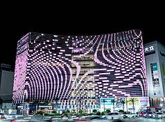 LG
BLACKPINK重返世運　高雄多處點粉紅燈光
韓國女團BLACKPINK於18、19日將2度站上高雄國家
體育場（世運主場館）開唱，除了愛河、大港橋、高
雄港旅運中心、高雄流行音樂中心、高雄火車站、美
麗島捷運站等高雄6大地標外；大立百貨（圖）等也
響應點燈。
（高雄市經發局提供）
中央社記者林巧璉傳真　114年10月17日
