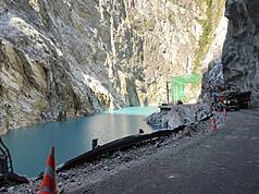 台8線中橫公路靳珩隧道西口因邊坡崩塌造成立霧溪河道阻塞形成的堰塞湖，隨時有溢滿潰決可能，花蓮縣秀林鄉2村4鄰18日停班停課（太管處提供）

