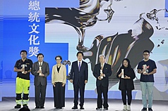 總統賴清德（中）、副總統蕭美琴（左3）17日在台北出席第13屆總統文化獎頒獎典禮，與「青年創意
獎」得主林立青（左）、「文化耕耘獎」得主何政廣（左2）、「社會改革獎」得主代表台灣勞工陣線協
會秘書長楊書瑋（右）、「人道奉獻獎」得主代表台灣關愛基金會創辦人楊婕妤（右2）及「在地希望
獎」得主代表高雄市美濃愛鄉協進會榮譽理事長宋永松（右3）合影。
