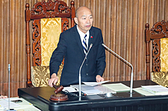 立法院會17日三讀通過「平埔原住民族群身分法」，明定平埔原住民族群定義與申請原則，中央主管機關為原民會。圖為立法院長韓國瑜敲槌宣布法案三讀通過。 (圖：中央社)