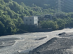 花蓮太魯閣燕子口步道、鄰近台8線靳珩隧道西口立霧溪河道阻塞形成堰塞湖。