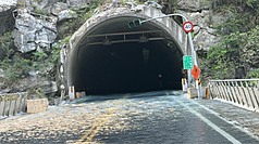 花蓮太魯閣立霧溪燕子口步道發生崩塌形成堰塞湖，堰塞湖水漫淹至台8線靳珩隧道路面。（林業及自然保育署花蓮分署提供）

