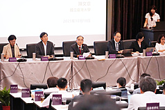 台灣大學18日舉辦的校務會議中，校長陳文章(後左3)正式向校務會議表達爭取續任校長職務，未來目
標是讓台大有9個學科進入全球前50名。台大預計12月13日召開臨時校務會議，表決陳文章的續任案。
