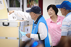 國民黨主席選舉18日登場，位在台北景美集應廟大禮堂的投票所一早就湧入不少黨員踴躍投票。

