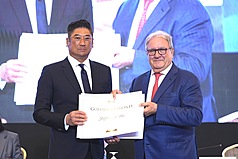 2025年世界棒壘球總會(WBSC)會員大會18日在泰國曼谷召開，WBSC執行副會長暨亞洲棒球總會(BFA)會長辜仲諒(左)獲頒「金鑽榮譽獎章」。（中華民國棒球協會提供）