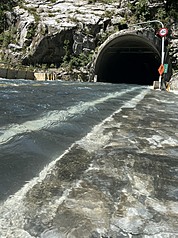 太魯閣國家公園燕子口步道950公尺處邊坡崩塌，形成堰塞湖，湖水18日漫淹台8線靳珩隧道，並穩定回
流至立霧溪主河道。圖為靳珩隧道東口水量增加。（太管處提供）
