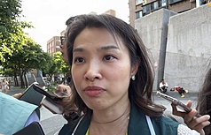 國健署長沈靜芬表示，菸品因標示不符而下架，業者想要重新上市，必須確保標示內容清楚，且符合菸害防制法等相關法規。