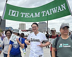 前民進黨秘書長林右昌（中）19日現身達拉斯Dallas Heart Walk健走活動。
（林右昌辦公室提供）
