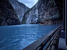 東北季風及颱風風神外圍環流共伴影響，中央災害應變中心20日表示，花蓮馬太鞍溪堰塞湖現況穩定、仍為紅色警戒；立霧溪堰塞湖東口持續溢流，湖區水位計晚間上線。（資料照／太魯閣國家公園管理處提供）