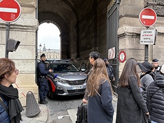 法國巴黎羅浮宮19日發生日前罕見竊案，警方隨即封鎖周圍並展開調查。