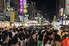 高雄市經發局20日表示，韓國女團BLACKPINK於18、19日重返高雄開唱，創造全市逾新台幣3億元觀
光產值，展現演唱會經濟帶動的經濟效益。（高雄市經發局提供）