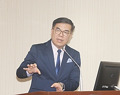 先前丹納絲颱風造成南部許多地區光電板毀損，光電板汙染跟回收議題引發討論。環境部長彭啓明20日在立法院詢答時表示，目前與經濟部討論中希望提升費用，期盼在年底前提出。