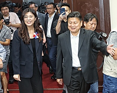 國民黨主席當選人鄭麗文（前左）20日中午拜會立法院國民黨團，由黨團總召傅崐萁（前右）親自接
待。
