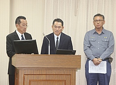 CD
海軍：有信心115年5月前完成海鯤操雷驗證
海軍參謀長邱俊榮（中）20日在立法院答詢表示，當
初規劃潛艦海鯤號測試期程為6個月是「過分樂
觀」，但向美方租借的操雷驗證系統效期至民國115
年5月，有信心把握在租約到期前完成潛射操雷。左
為國防部長顧立雄、右為台船董事長陳政宏。
中央社記者郭日曉攝　114年10月20日
