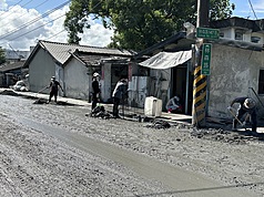 花蓮洪災專案勸募將於24日截止，公設財團法人賑災基金會20日表示，善款累計已突破新台幣12億元；LINE Pay專案捐款部分，因配合金流作業將提前關閉，將於23日晚間11時59分截止募款，有意捐款民眾要把握時間。 (圖：中央社)