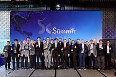 經濟部產業發展署於20日在台北舉辦「2025 5G Summit」，經濟部產業發展署長邱求慧（前排中）與
來自美、英、德、日、星、越南、蒙古與印尼等8國、共16家國際電信商、系統整合商、軟體供應商與
驗證機構同台合影。（產發署提供）