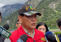 花蓮馬太鞍溪出現新堰塞湖，21日晚間開始溢流。光復鄉災後復原專案中央前進協調所總協調官季連成（前）表示，臨時便道早已預警性封橋，並無沖毀，上方略有積土及樹木殘枝，紐澤西護欄也有部分走位情形，會在整理後評估開放通車。