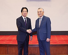 賴清德總統(左)21日下午出席2025亞太經濟合作(APEC)經濟領袖會議代表團行前記者會，與領袖代表林信義(右)握手合影。