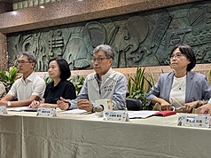 農業部22日上午舉行記者會，由農業部長陳駿季（右2）主持，說明疑似非洲豬瘟案例處置及後續防疫作為。

