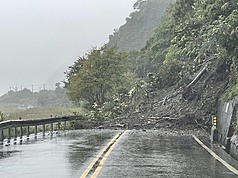 省道台7線87.4公里處（宜蘭縣大同鄉英士段）22日疑因滂沱大雨，發生上邊坡土石坍塌，造成雙向道路受阻。
（警方提供）