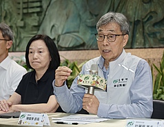 台中市梧棲一處養豬場死亡豬隻驗出非洲豬瘟核酸陽性反應；農業部22日舉行記者會，部長陳駿季（右）表示後續還需進行病毒株分離確認，但為防止疫情擴散，12時起全國豬隻禁運禁宰5天，並全面禁止廚餘養豬。

