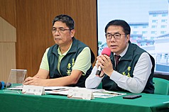 台南市長黃偉哲(右)呼籲，畜牧業者務必遵守防疫規範，禁運期間不得私自移動豬隻或以非核准車輛載運。