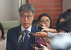 台灣爆發疑似首例非洲豬瘟案例，外界質疑台中市府採樣時程延宕；農業部長陳駿季(左)23日應立委要求赴立法院說明並備詢。