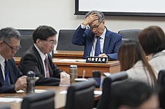 農業部長陳駿季（後）23日列席立法院經濟委員會，就「非洲豬瘟防檢疫後續防疫精進作為」進行報告並備質詢。