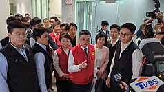 PD
非洲豬瘟疑現蹤　卓榮泰：中央地方一個精神
行政院長卓榮泰（前左4）23日南下台中，前往非洲
豬瘟前進應變所視導，對於媒體詢問台中這次表現，
卓榮泰表示，分數讓人民打，但這次充分表現出，中
央與地方是一個精神、一個動作，一個命令、一個動
作。前左3為台中市長盧秀燕。
中央社記者蘇木春攝　114年10月23日
