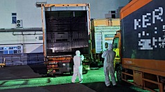 高雄市政府衛生局23日下午接獲通知，台中疑似問題豬肉已出貨至高雄，經追查確認肉品仍在物流貨車
上，防疫人員進行全面清消，並限制全車貨品移動管制，確認此批肉品未流入市面。（高雄市衛生局提供）