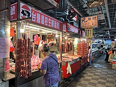 全國活豬載運禁運至27日止，台東縣自主防疫，10月27日至11月26日禁止外縣市豬隻進入台東，後續將視狀況調整，台東中央市場豬肉攤24日未見搶購人潮。
