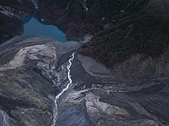 林業及自然保育分署花蓮分署持續監測馬太鞍溪堰塞湖狀況，蓄水量維持150萬噸，穩定從溢流口流出，
下遊800公尺處小型堰塞湖23日溢流後，小湖已經消失，河道流路恢復正常。（林業及自然保育分署花蓮分署提供）
