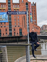 德國漢堡自民黨籍區議員費雪主導推動「高雄橋」命名案，盼讓台灣與德國之間的民主夥伴關係在城市日常中具象可見。掛牌後費雪第一時間開心與高雄橋合照。（費雪提供/中央社）
