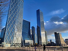 英美政府14日宣布制裁一個以柬埔寨為基地的大型犯罪集團，其中一名高層朱忠彪的妻子王曉燕在倫敦購置至少5處豪宅，包括位於倫敦金融商圈「金絲雀碼頭」、英國最高的住宅摩天大樓Landmark  Pinnacle（右）的59樓。(中央社)