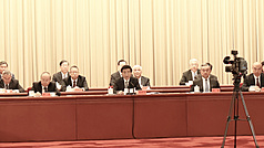 中國25日上午在北京人民大會堂舉行「紀念台灣光復80週年大會」。中國全國政協主席王滬寧（中）、中共北京市委書記尹力（左）、中央外事工作委員會辦公室主任、外交部長王毅 （右）出席大會。此外，部分台灣人士也現身會場。
