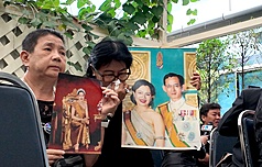 泰國王太后詩麗吉（Sirikit）24日逝世，泰國民眾身穿
黑衣帶著王太后和其丈夫、前泰王蒲美蓬（Bhumibol 
Adulyadej）的照片，湧入朱拉隆功醫院表示哀悼。