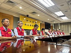 台中一處養豬場檢出非洲豬瘟病毒陽性反應引發全台關注，中央災害應變中心25日召開記者會說明目前最新進展，由行政院政務委員陳時中（左5）主持。
