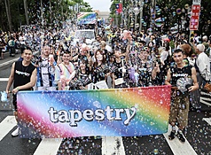 DD
民眾熱情響應台灣同志遊行（2）
2025第23屆台灣同志遊行25日在台北街頭盛大登場，
吸引大批人潮湧入，熱鬧演繹主題「超．連結－跨越
標籤，理解差異」，沿途都有民眾不時施放夢幻泡
泡，增添熱鬧氛圍。
中央社記者張新偉攝　114年10月25日
