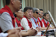 非洲豬瘟中央災害應變中心25日召開第37次會議，下午由行政院政務委員陳時中（中）主持記者會，公開說明疫情最新進展，並回應媒體提問。
