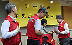 非洲豬瘟中央災害應變中心25日召開記者會說明疫情進展，由行政院政委陳時中（右）主持。陳時中表示，目前證據顯示，非洲豬瘟疫情並無擴大，但仍
不能鬆懈。右2為農業部防檢署長杜麗華。

