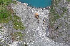 立霧溪燕子口堰塞湖壩體降挖逾2公尺，林保署及承包商努力下，26日順利開挖深槽線引流湖水。