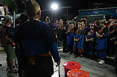 屏東縣來義鄉古樓部落舉行排灣族重要的送祖靈祭典（pusau），25日為正祭第5天，族人逐戶唱祭歌，耆老趙雙好（前排右3）領唱。