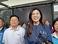 國民黨主席當選人鄭麗文26日到花蓮參加縣黨部舉辦的「團結大會」活動，會前受訪表示，感謝4位副主席願意在最艱困的時候共同擔起重任；有關中國網友封「統一女神」稱號，她認為笑一笑就好了。