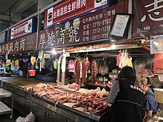 為防堵非洲豬瘟，中央26日宣布豬隻禁運禁宰再延長10天。由於市場豬肉攤商面臨營運負擔，台中市政府公布，從22日起至恢復屠宰作業前，公有市場193席豬肉攤商免收攤位使用費。