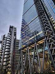 中國（含香港）資金在英國持有龐大資產，包含數座倫敦地標建築和位於金融城的摩天大樓。