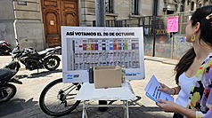 選前主要反對黨Fuerza Patria在街頭展示新選票樣式並進行最後衝刺。26日國會選舉為阿根廷首次採用「單一紙本選票」制度，新制選票強調簡化程序與透明性，成為本次選舉的重要焦點之一。
