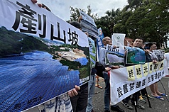 多個環保團體27日在行政院外舉辦記者會，針對光電亂象發布聲明，呼籲行政院及立法院務必於年底前完成修法，設立相關法規及審查程序，以環境保護、落實公民參與的精神來扭轉光電當前的負面形象，推動良善合理的光電穩健發展。