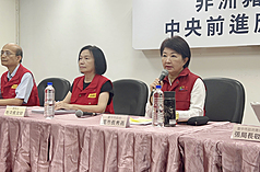 台中養豬場發生非洲豬瘟疫情，查出未依規範傳送廚餘資料，台中市環保局也未依規到場稽查；台中市長盧秀燕（右）27日在非洲豬瘟中央前進應變所記者會說，養豬場未依規範傳送資料沒有罰則，建議修法。
